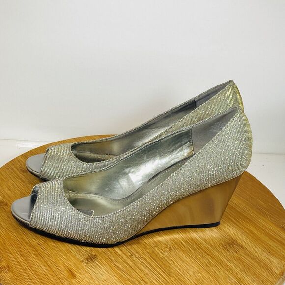 Bandolino Womens BDTufflove Wedge Heel Metallic Silver Sparkle Peep Toe Sz 8.5M - Picture 6 of 11